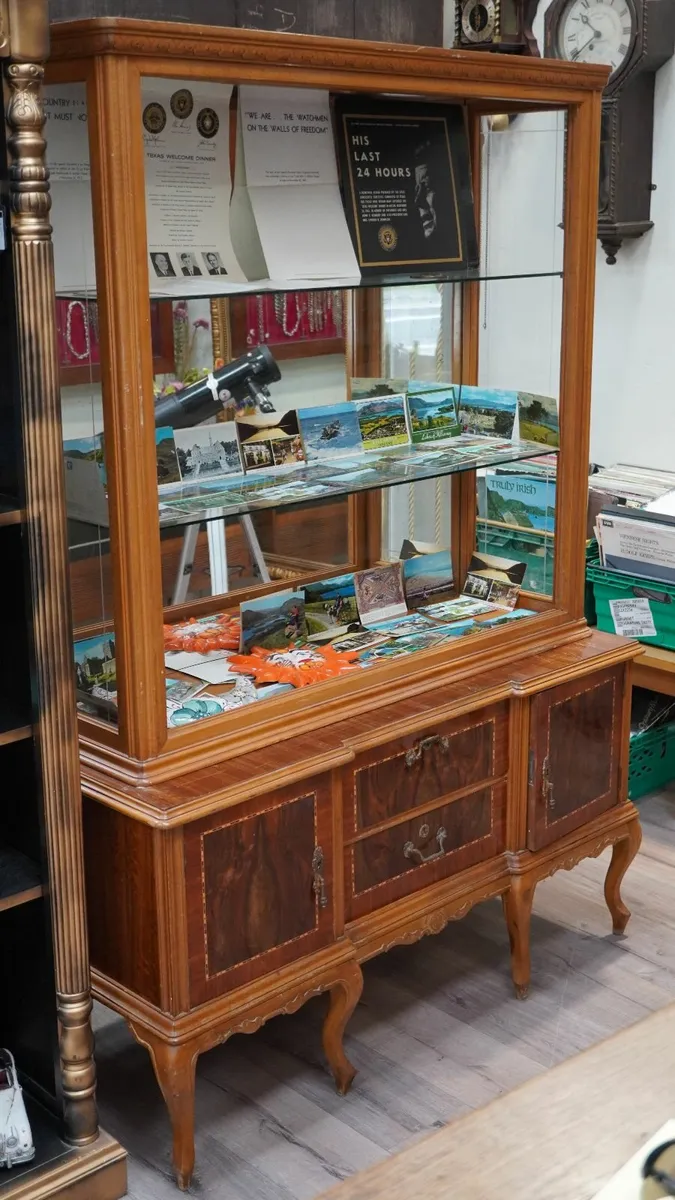 🪟 Vintage Display Cabinet - Image 1