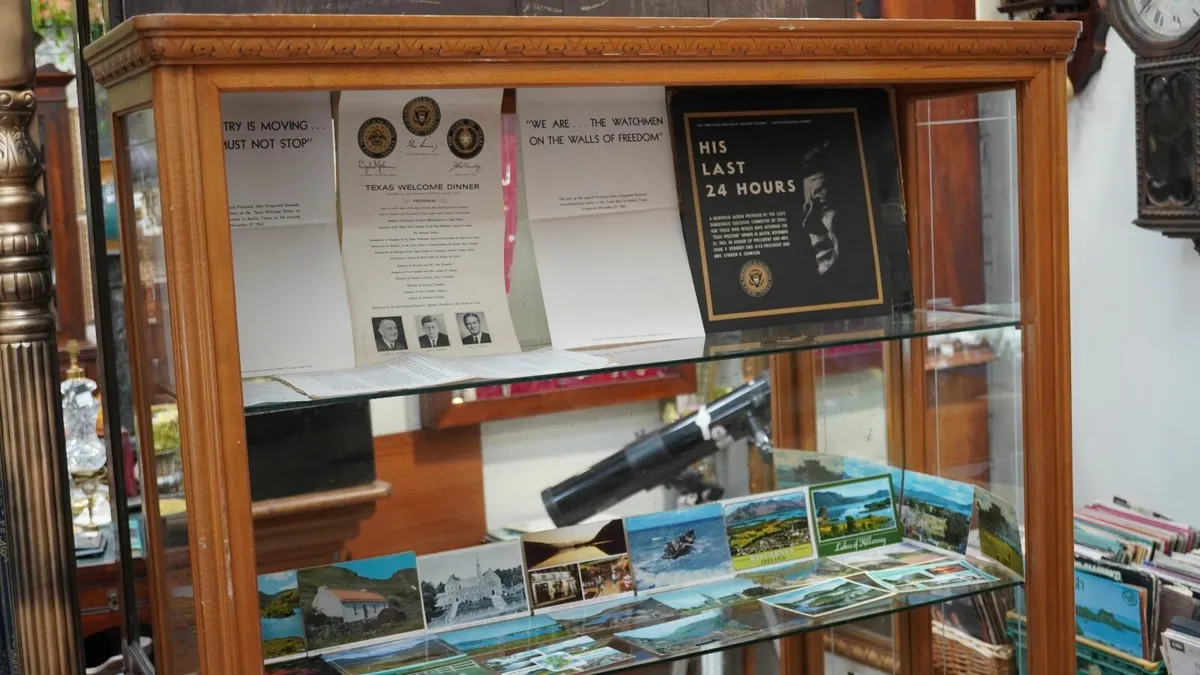 🪟 Vintage Display Cabinet - Image 2