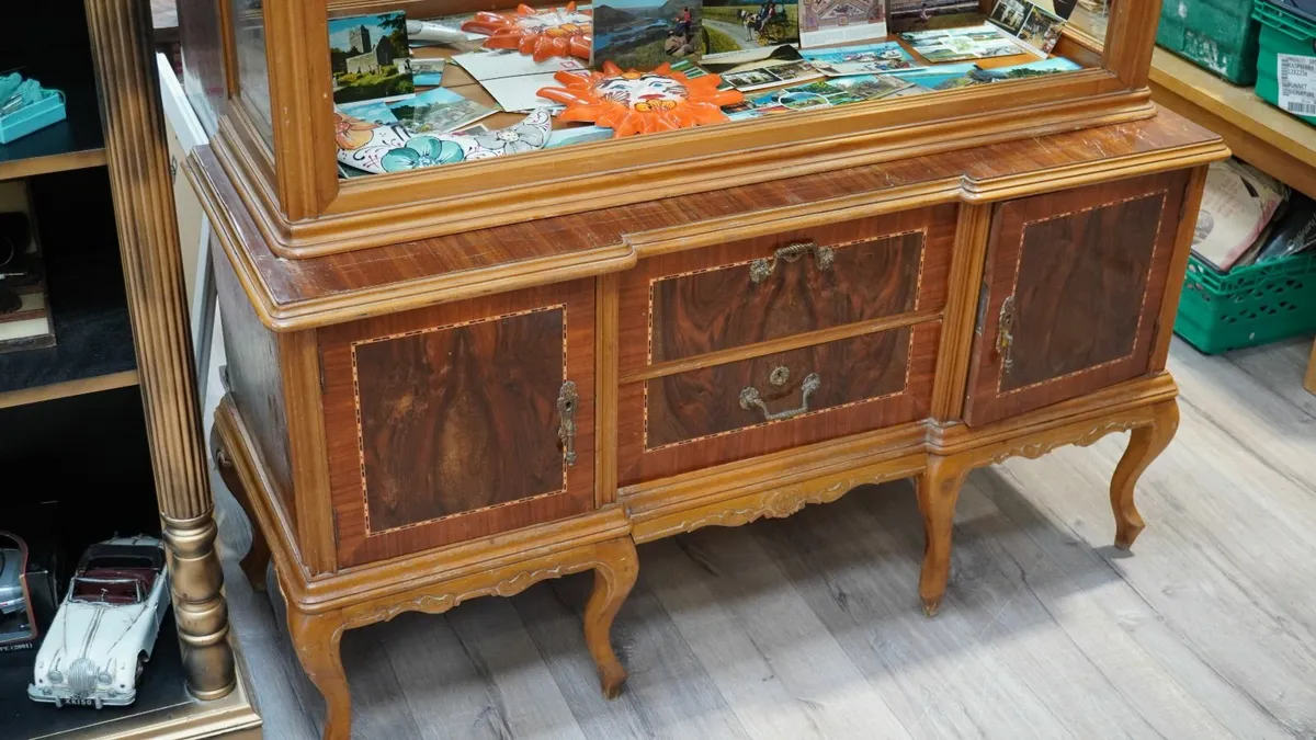 🪟 Vintage Display Cabinet - Image 3