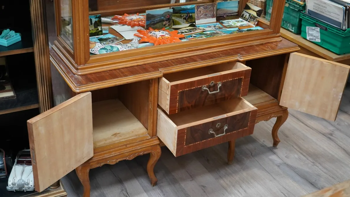 🪟 Vintage Display Cabinet - Image 4