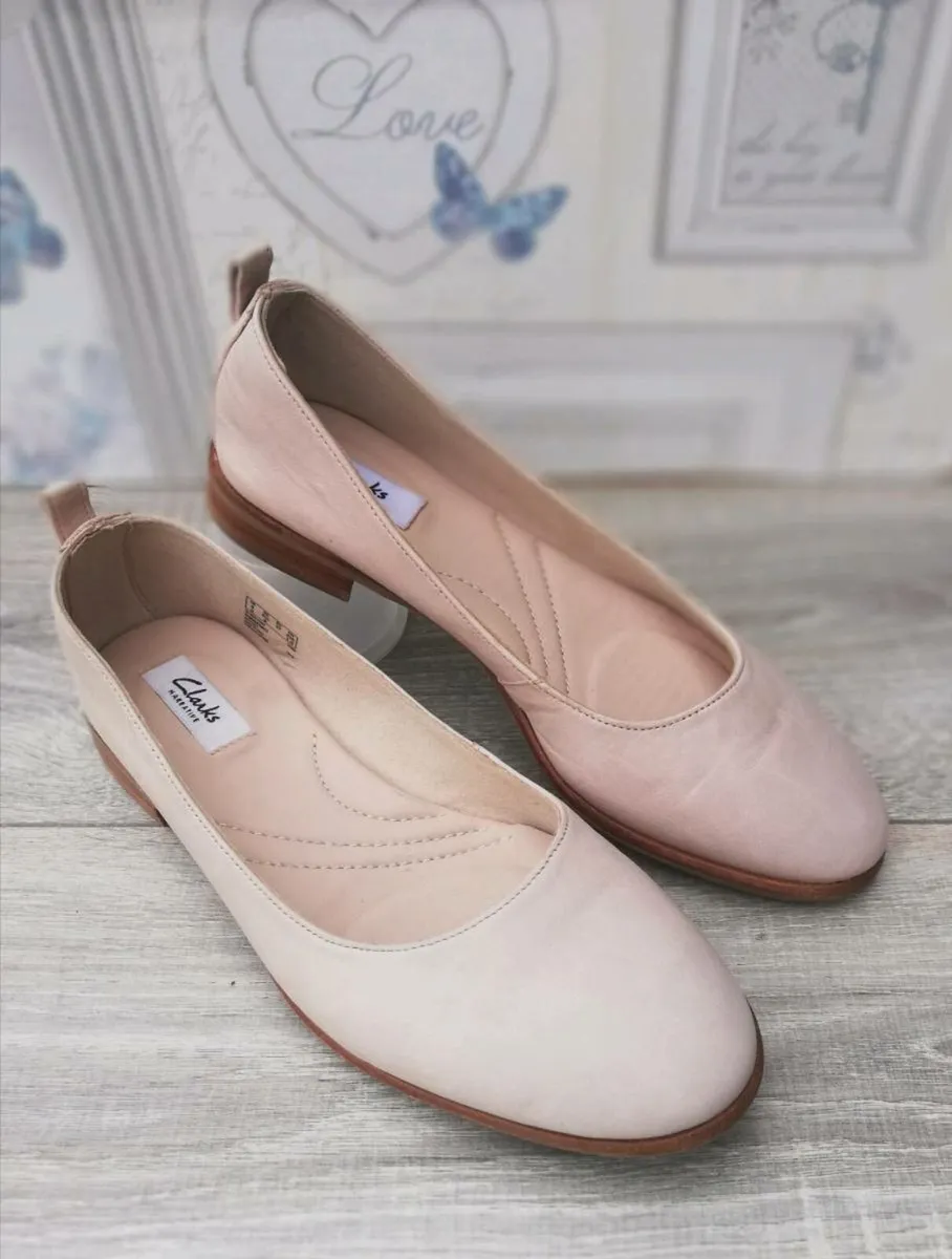 Ladies Clarks beige Nubuck flat pumps UK size 4 - Image 1
