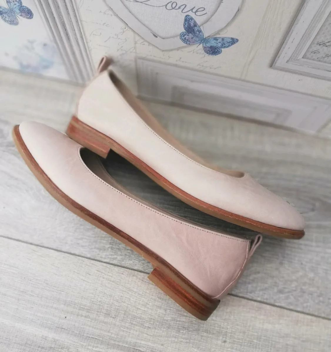 Ladies Clarks beige Nubuck flat pumps UK size 4 - Image 2
