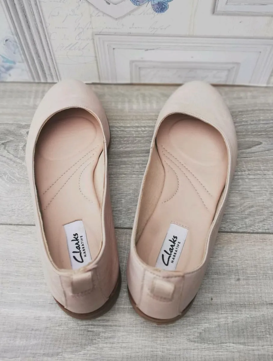 Ladies Clarks beige Nubuck flat pumps UK size 4 - Image 3