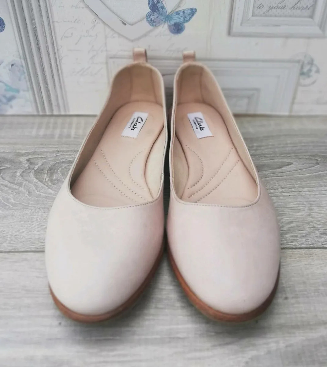 Ladies Clarks beige Nubuck flat pumps UK size 4 - Image 4