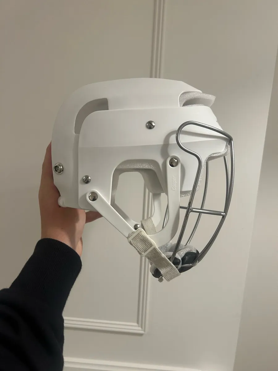 White Cooper SK100 Hurling Helmet - Image 3
