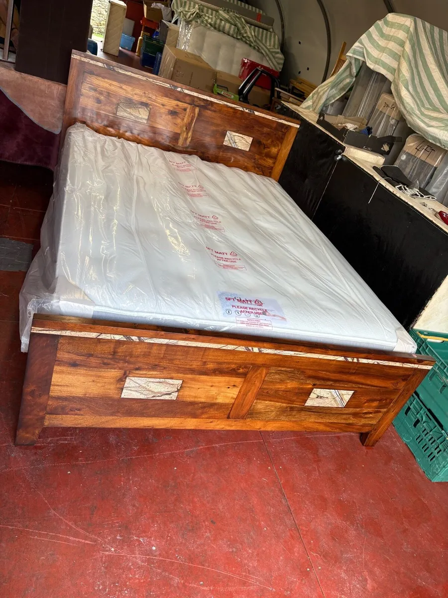 King solid frame bed - Image 1