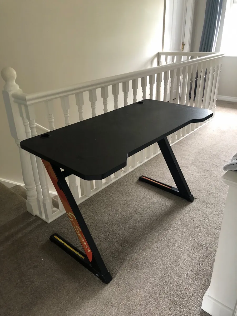 Gaming table - Image 1