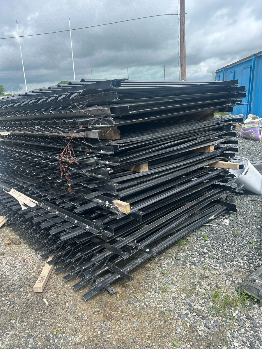 Palaside Steel Fencing - Image 1