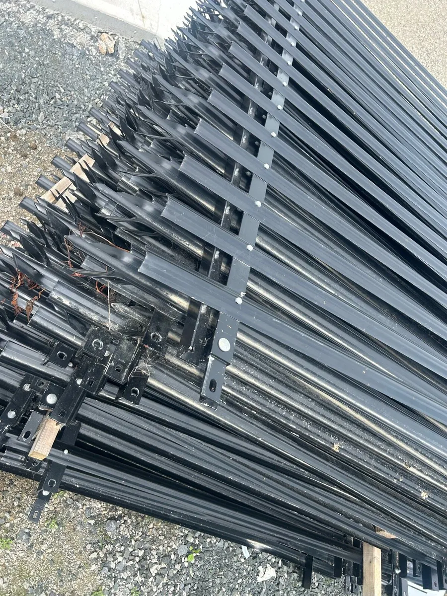 Palaside Steel Fencing - Image 2