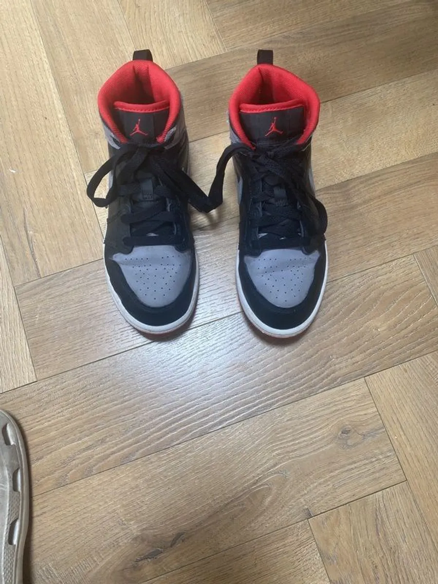 kids nike jordons - Image 1