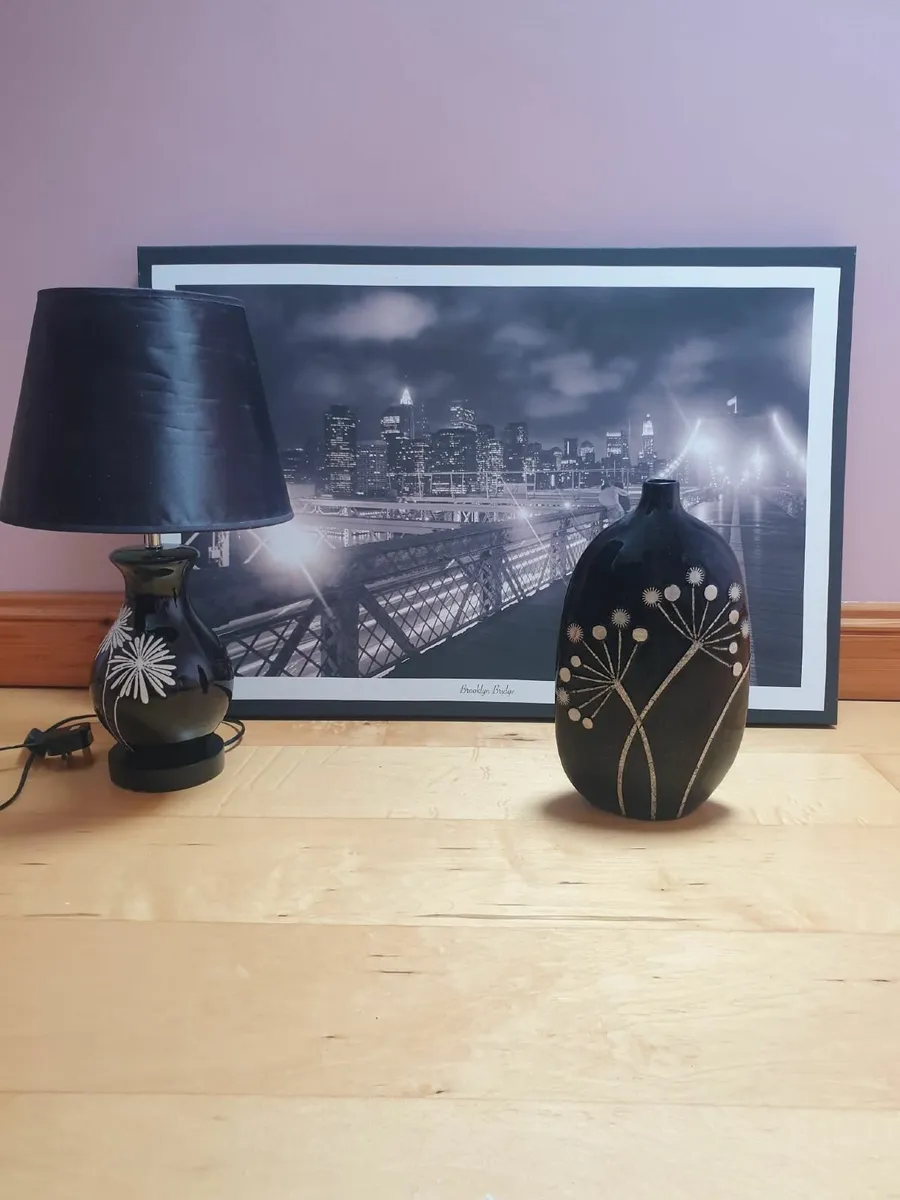 Lamp, vase and canvas picture of Brooklyn  bridge - Image 2