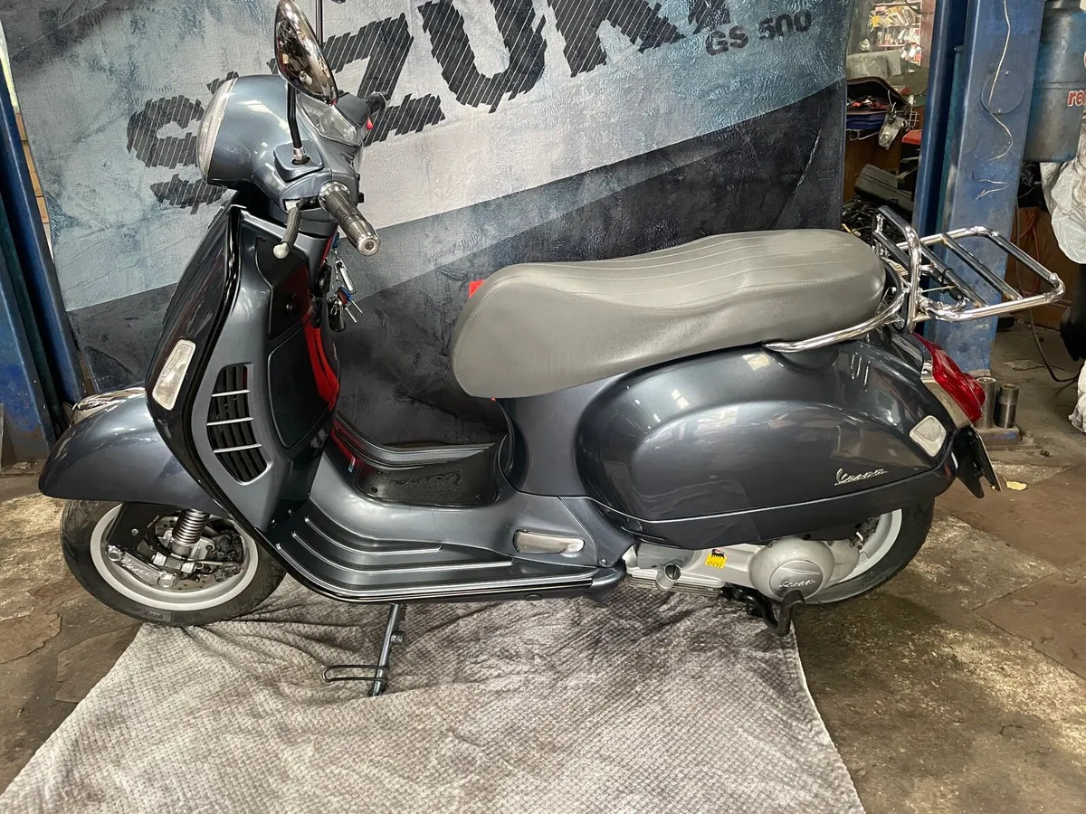 Vespa 300GTS - Image 1