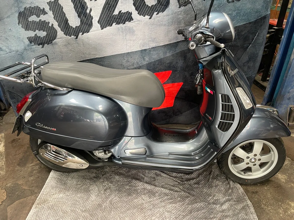 Vespa 300GTS - Image 2