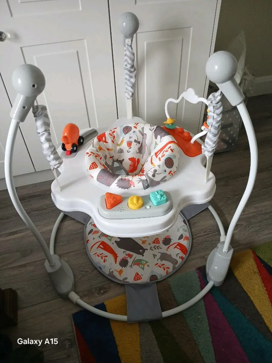 Baby changing table and standing jumper - Image 3
