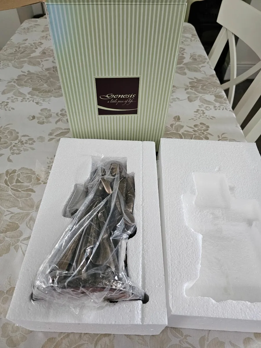 Genesis Just Married figurine (practically new, ta - Image 3