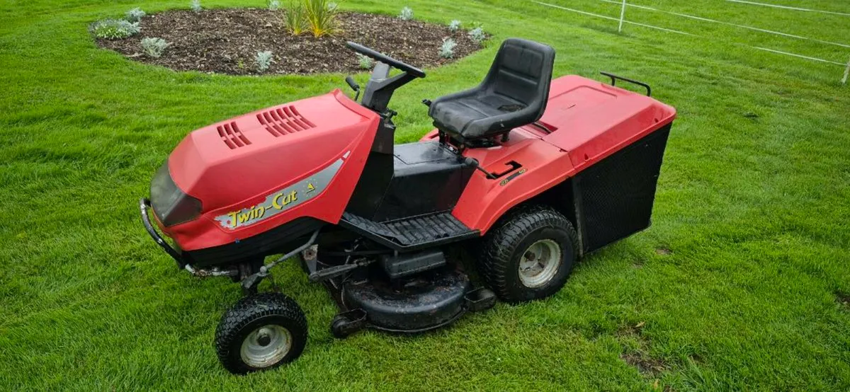 Castlegarden Ride on lawnmower - Image 2