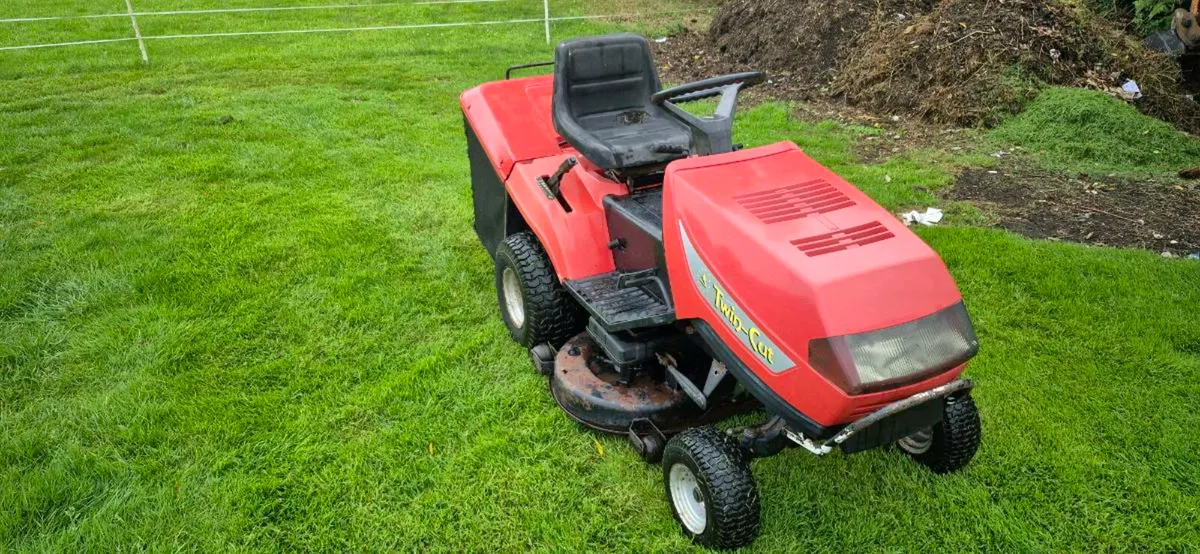Castlegarden Ride on lawnmower - Image 1