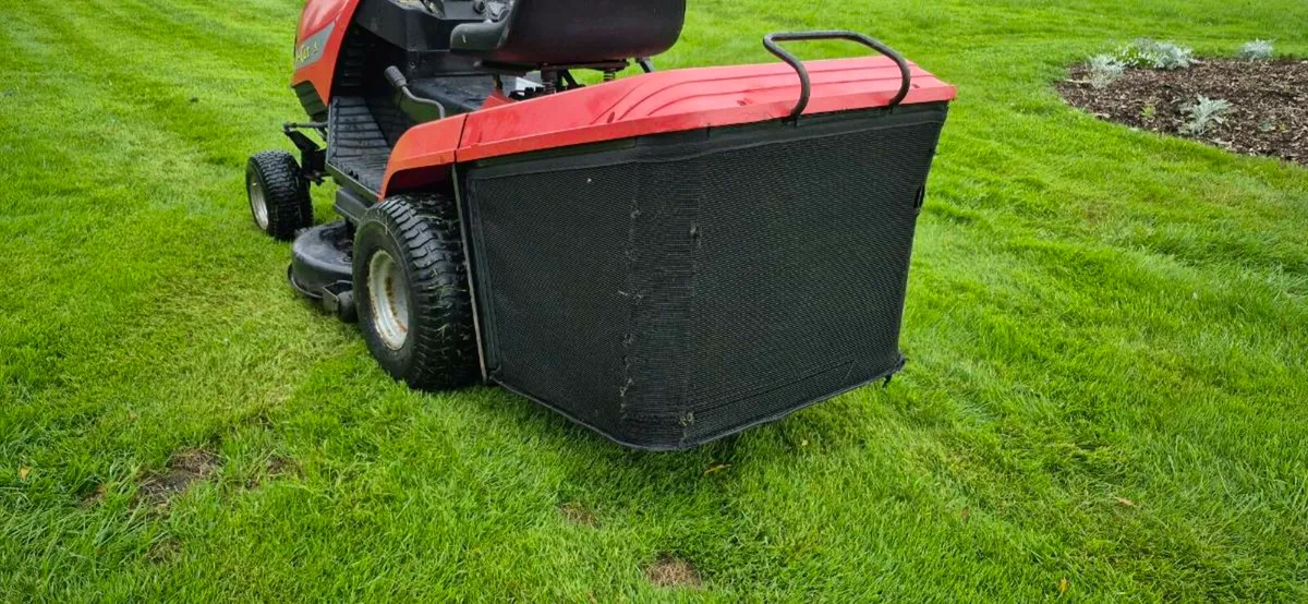 Castlegarden Ride on lawnmower - Image 3