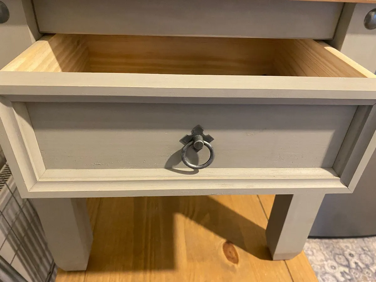 Coffee table and matching side table - Image 4