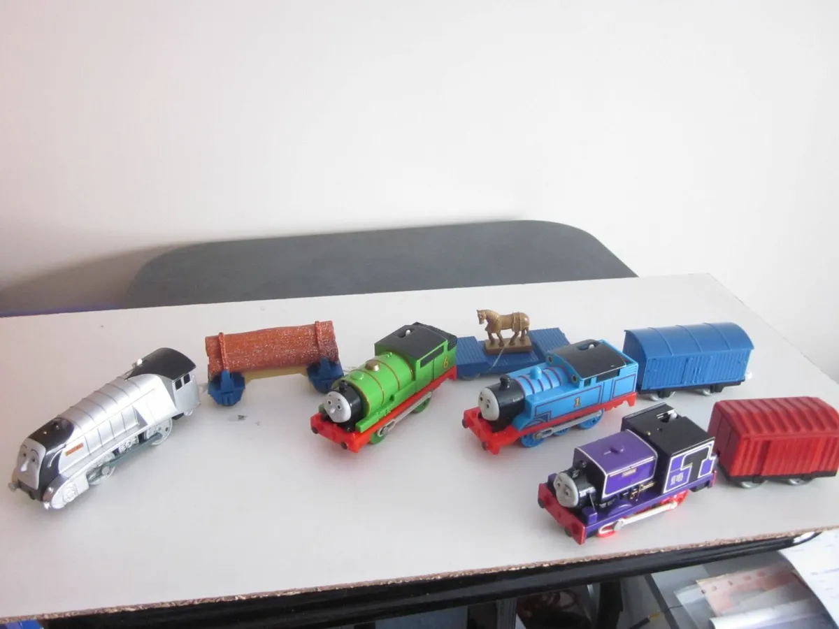 Four Thomas & Friends Motorised TrainEngines/Carri - Image 1