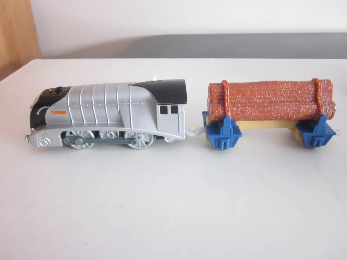 Four Thomas & Friends Motorised TrainEngines/Carri - Image 2