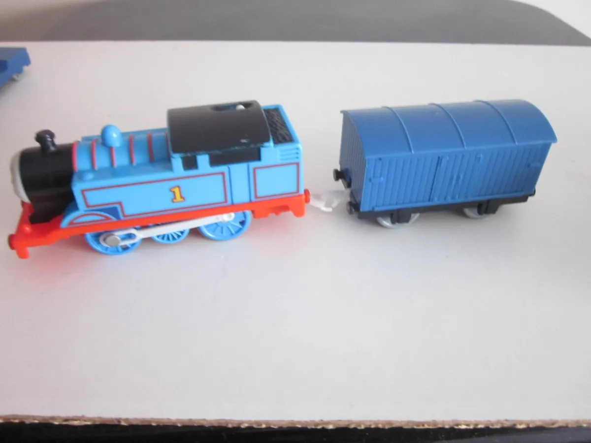 Four Thomas & Friends Motorised TrainEngines/Carri - Image 4