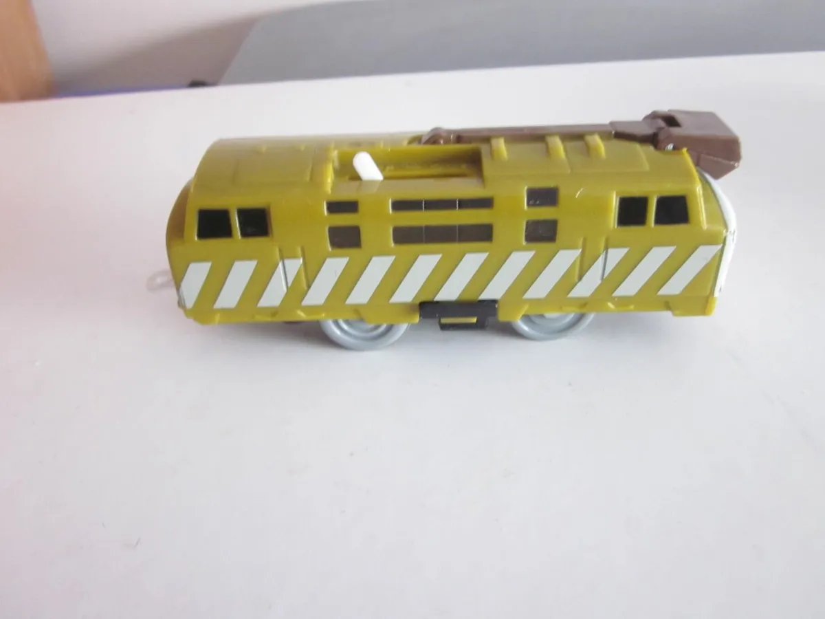 Three Thomas & Friends Motorised TrainEngines - Image 3