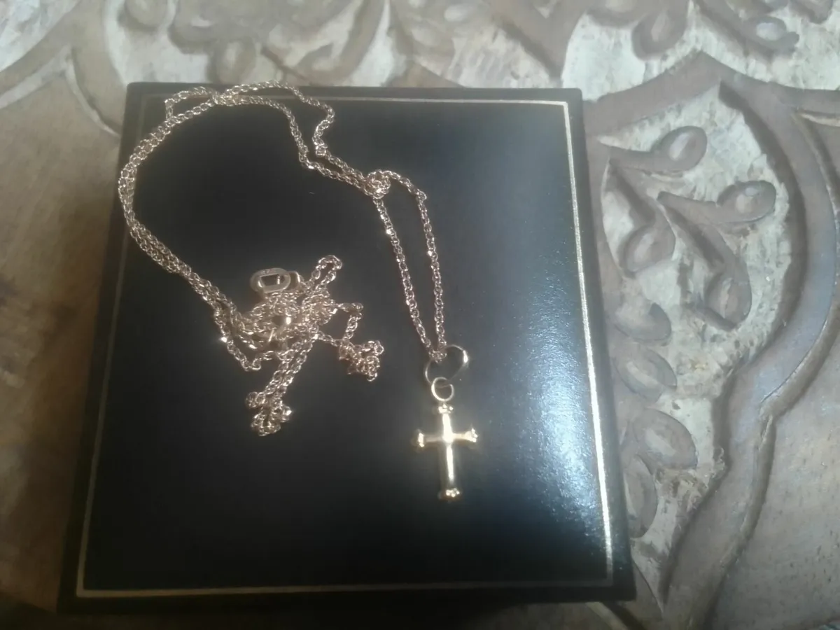 9CT GOLD  VINTAGE SMALL BYZANTINE CROSS PENDANT - Image 2