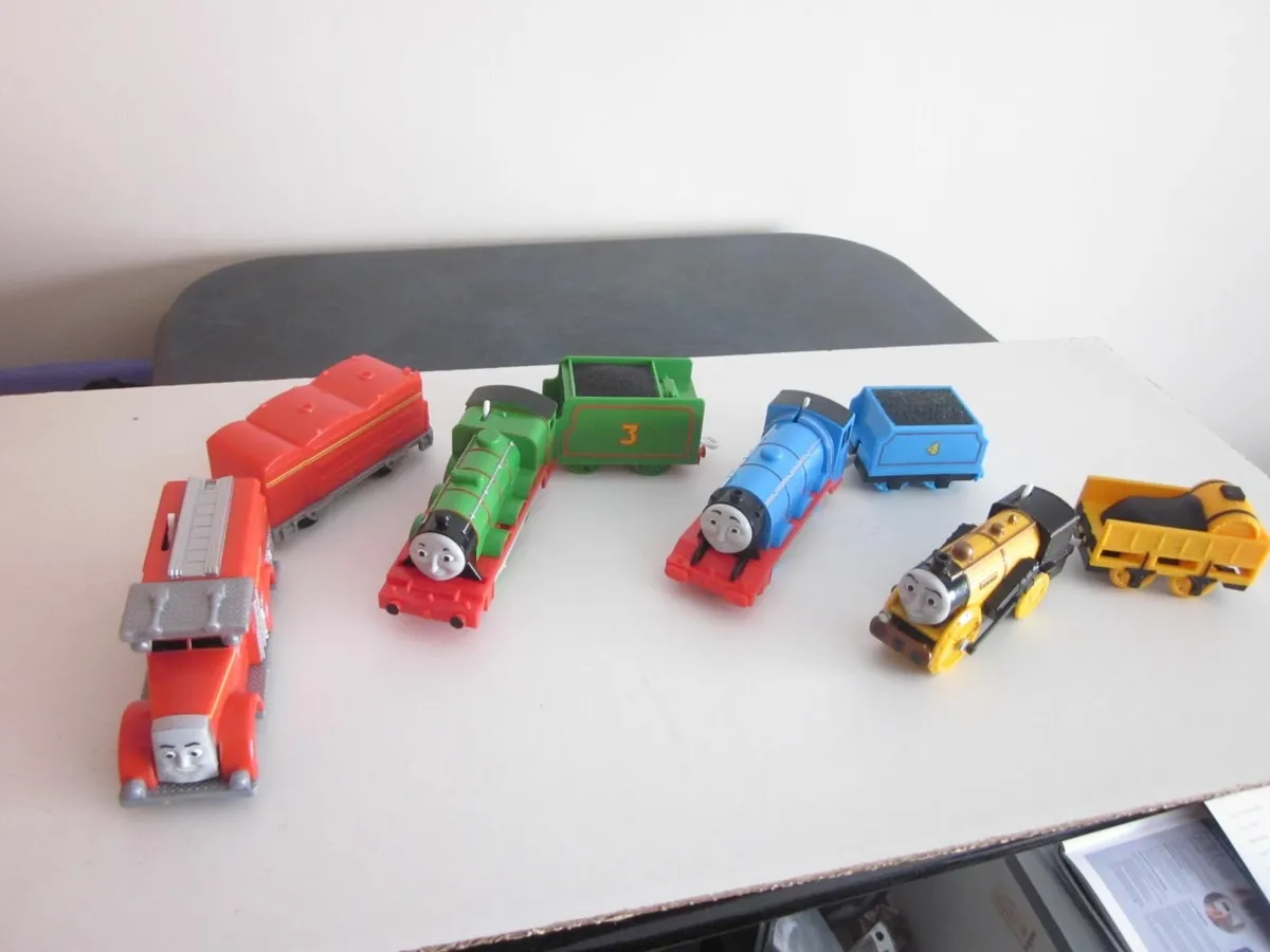 Four Thomas & Friends Motorised TrainEngines/Carri - Image 1