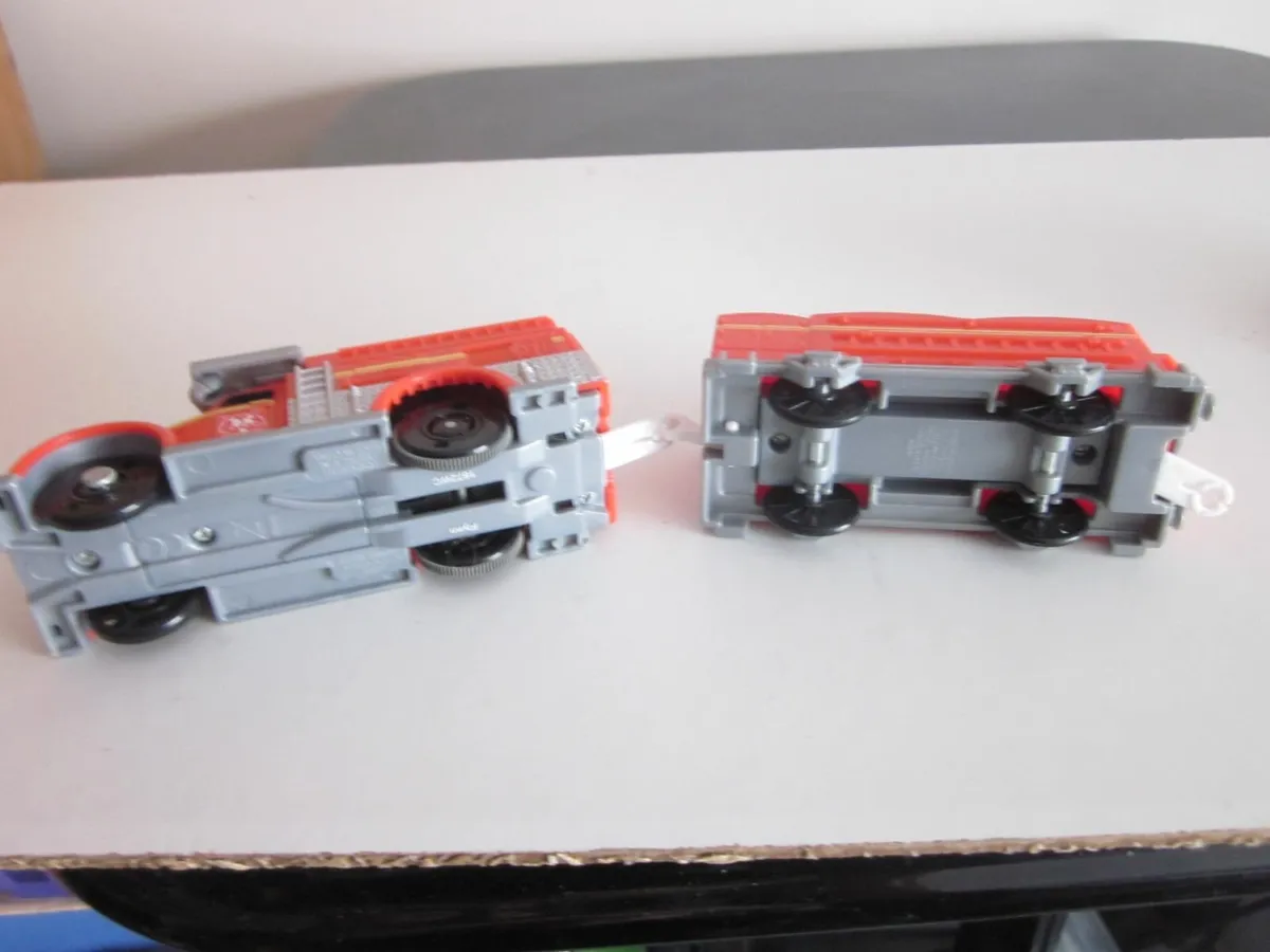 Four Thomas & Friends Motorised TrainEngines/Carri - Image 3