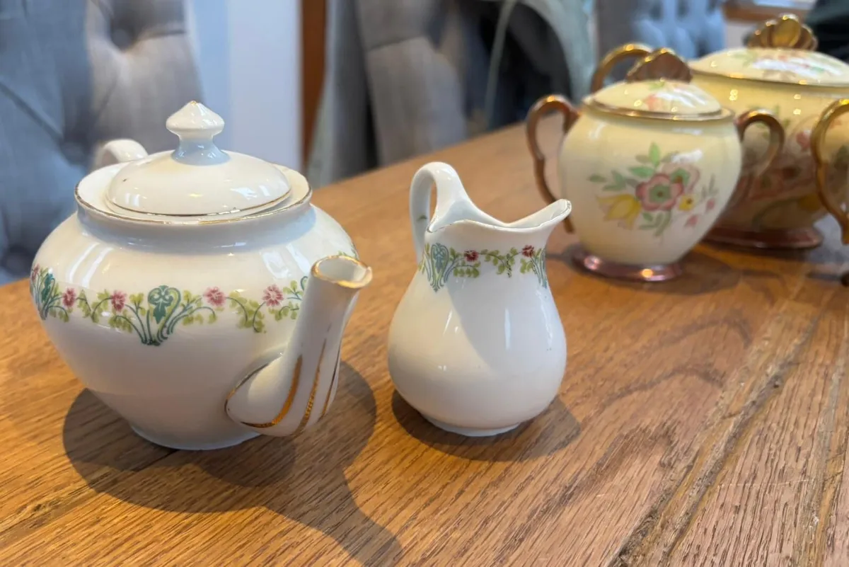 Antique tea cups - Image 3