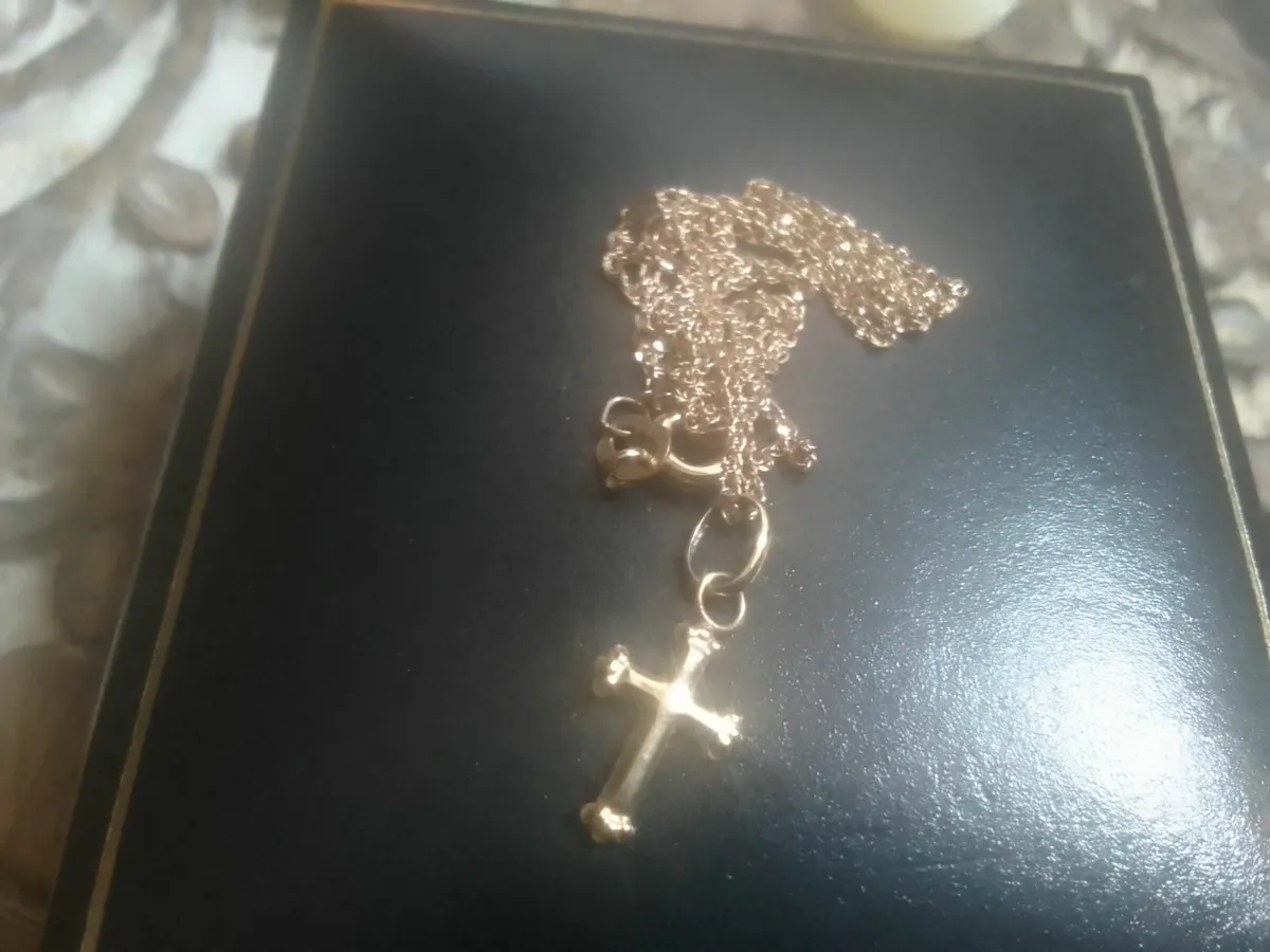 9CT GOLD  VINTAGE SMALL BYZANTINE CROSS PENDANT - Image 1