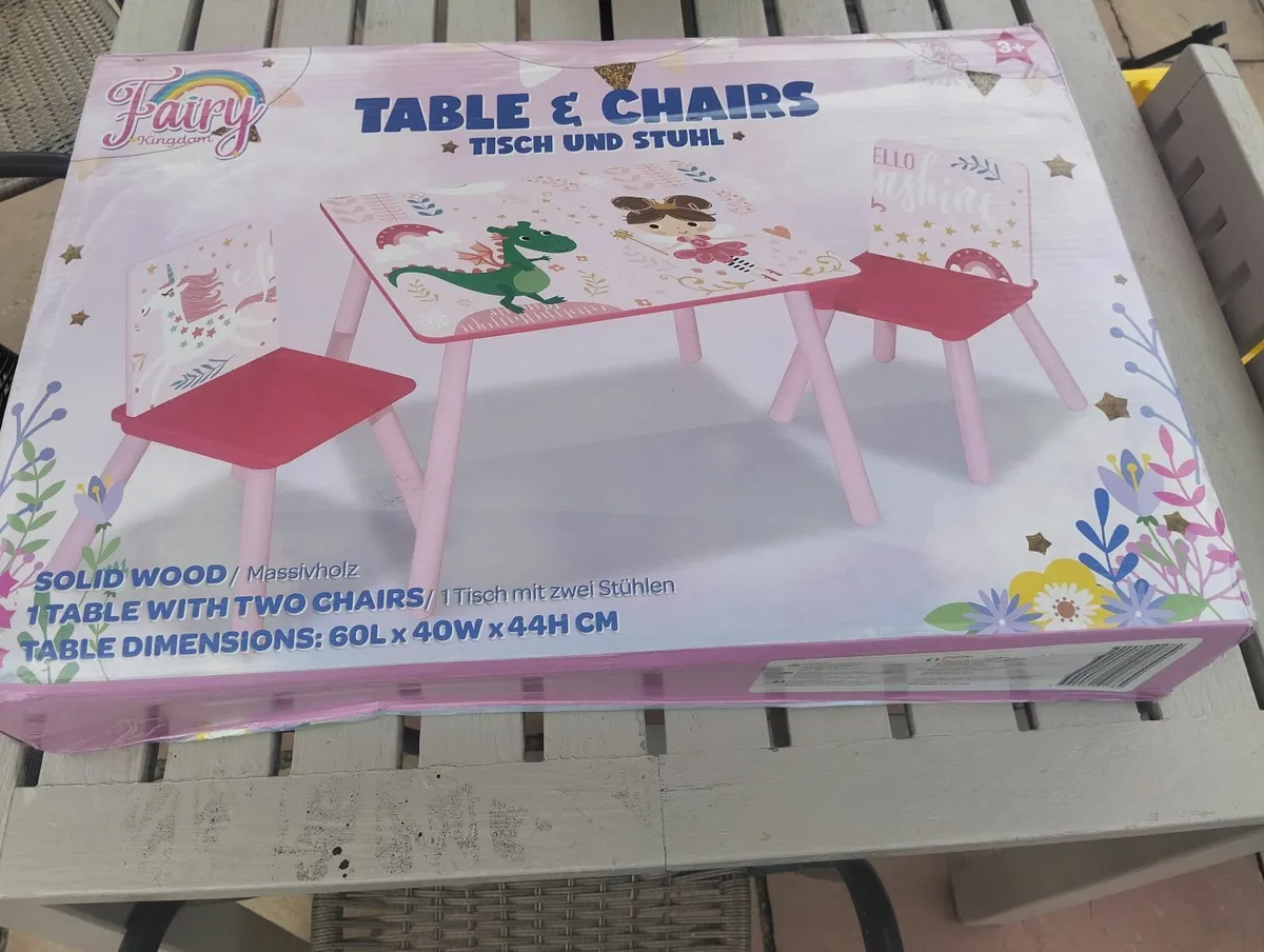 Kids table 2 chairs - Image 2