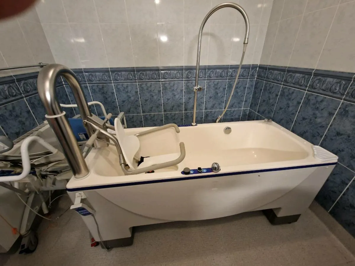 Assisted Bathtub - Image 1