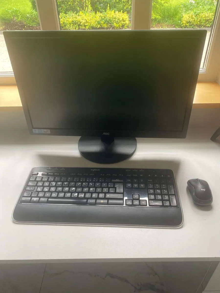 Computer monitor and keyboard - Image 1