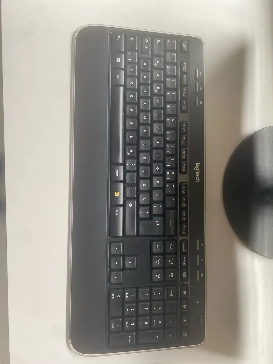 Computer monitor and keyboard - Image 2
