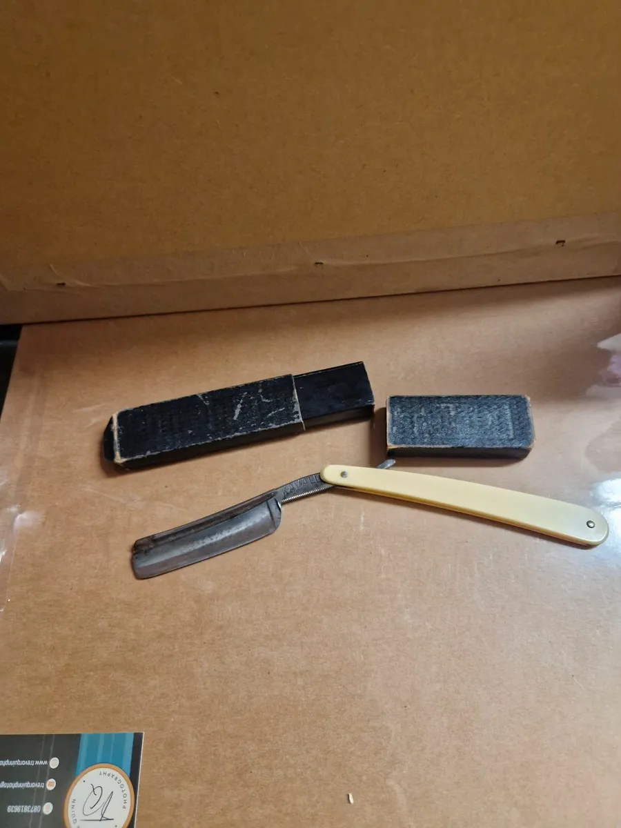 Vintage Cut Throat Razor - Image 1