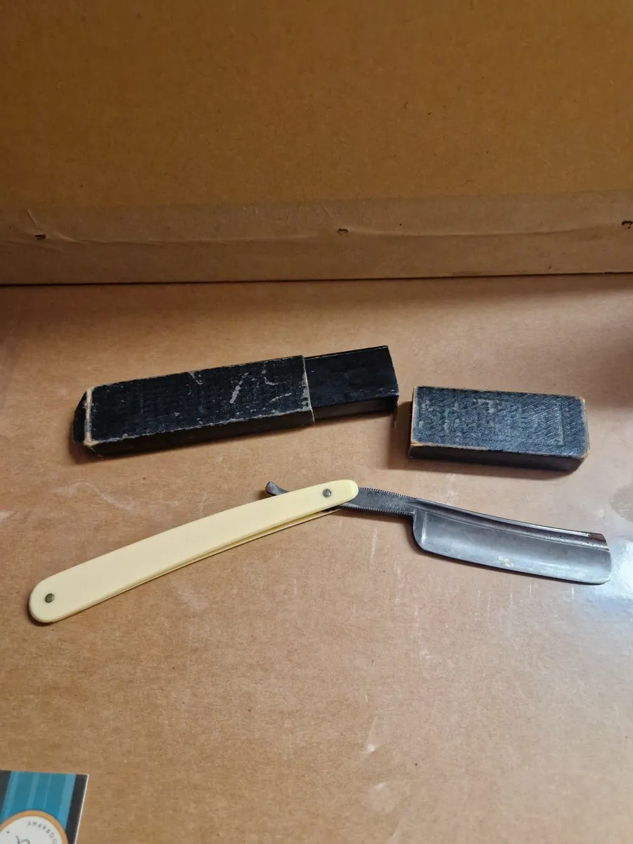 Vintage Cut Throat Razor - Image 2