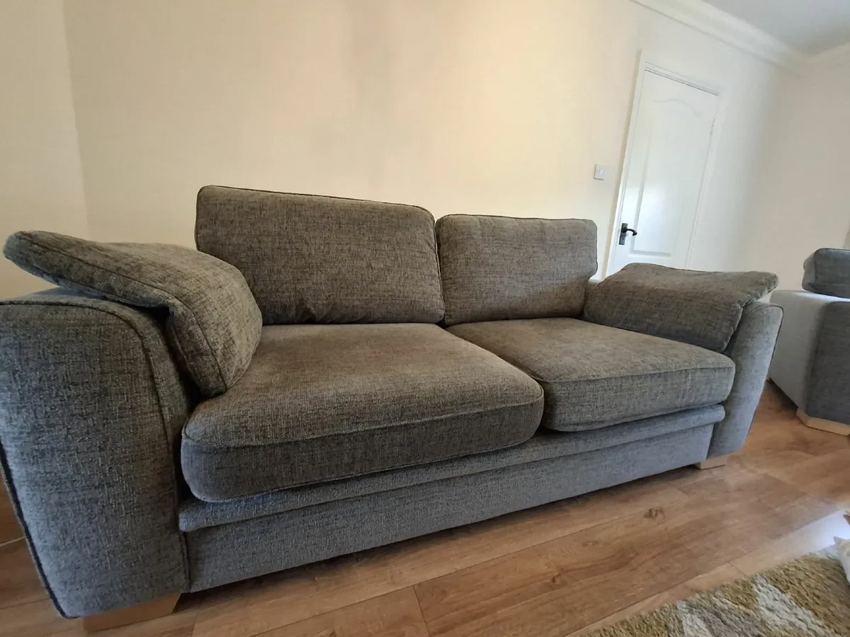Couch and two chairs - Image 2