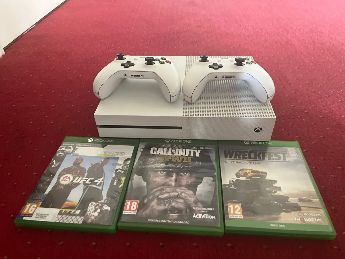Xbox one with three games - Image 1