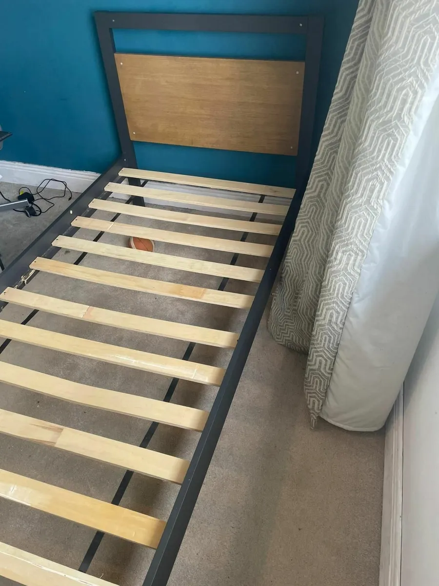 Single bed - Image 1