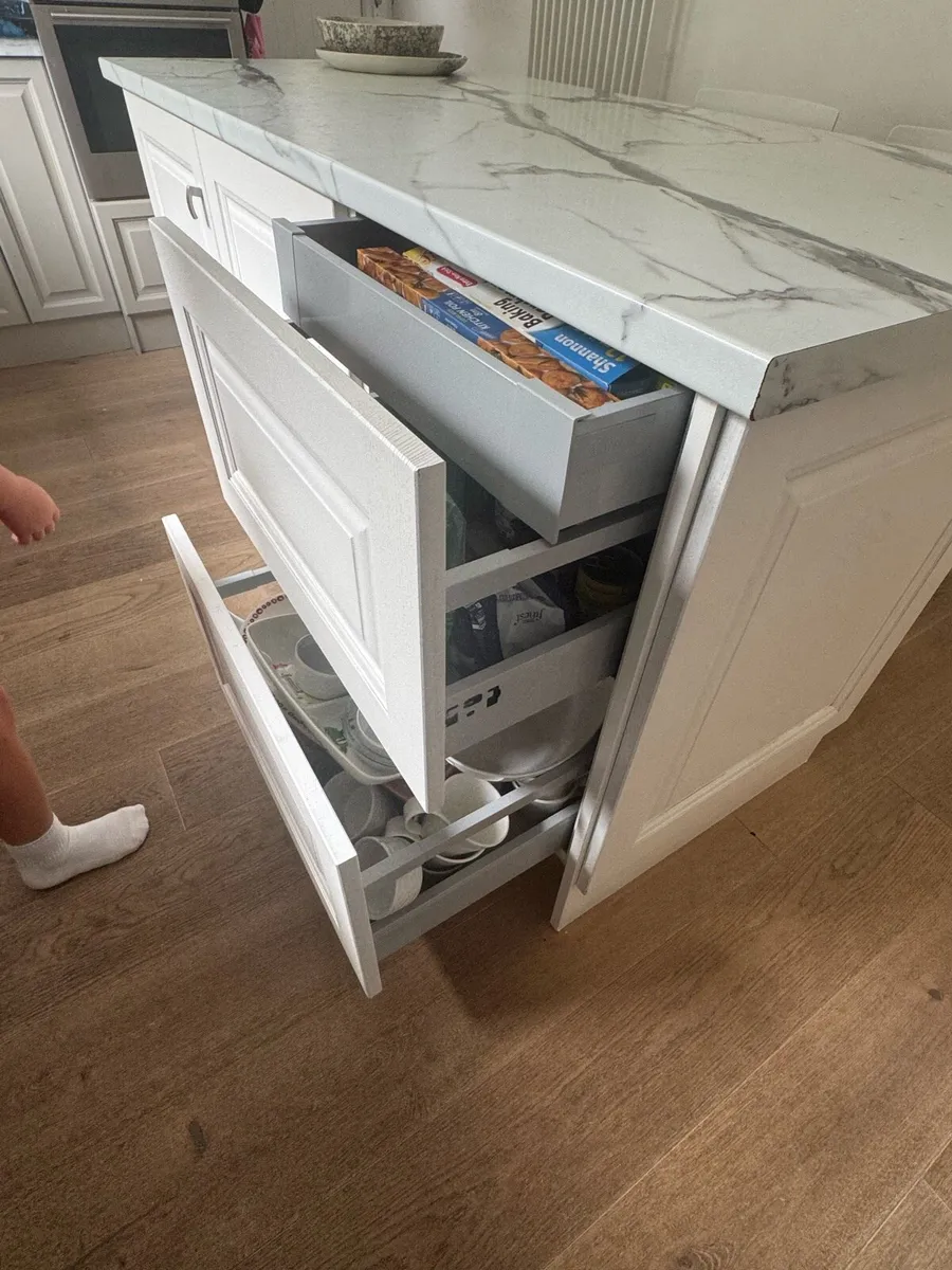 Kitchen Island - Image 3