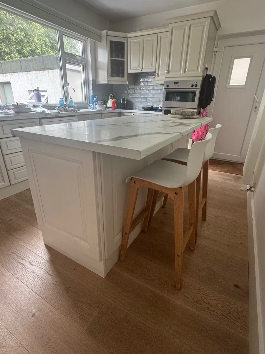 Kitchen Island - Image 4