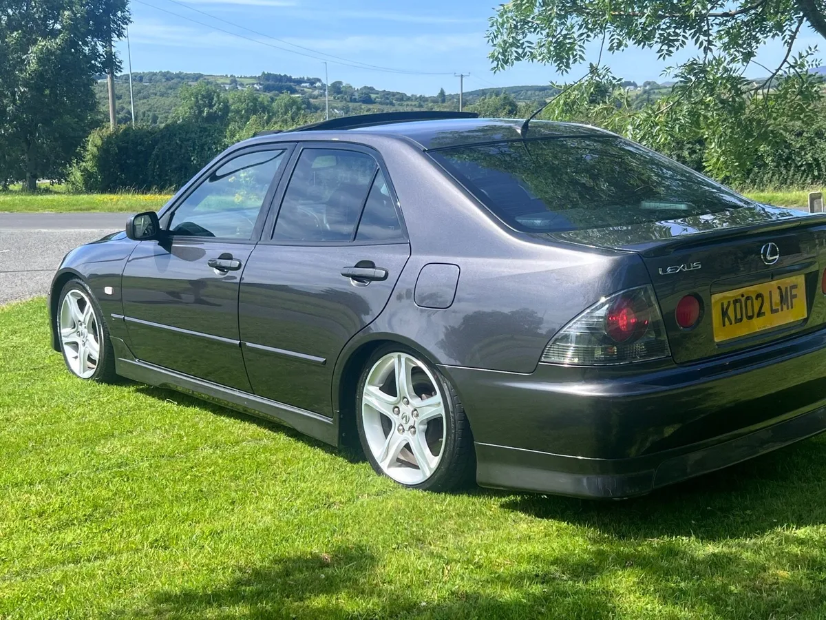Lexus IS 300 Manual - Image 1