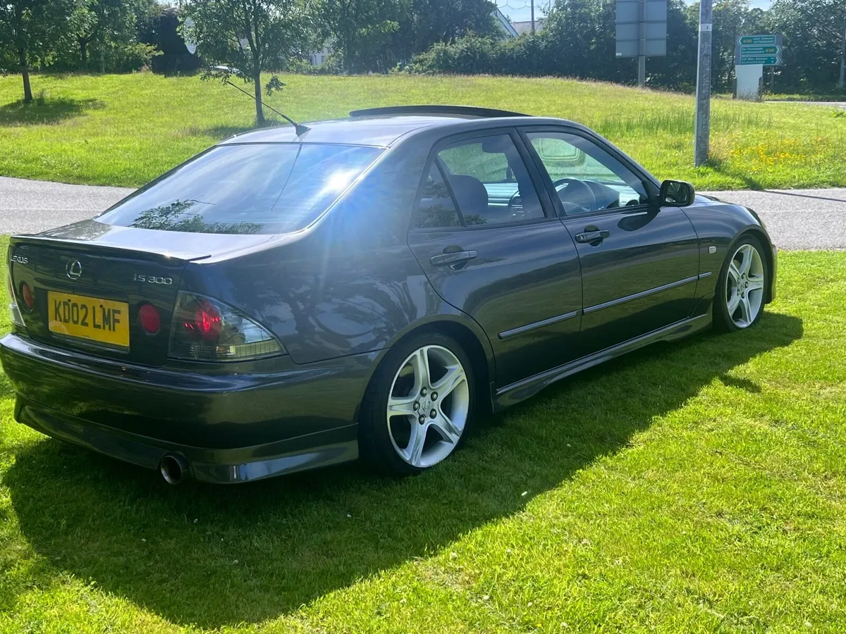 Lexus IS 300 Manual - Image 2