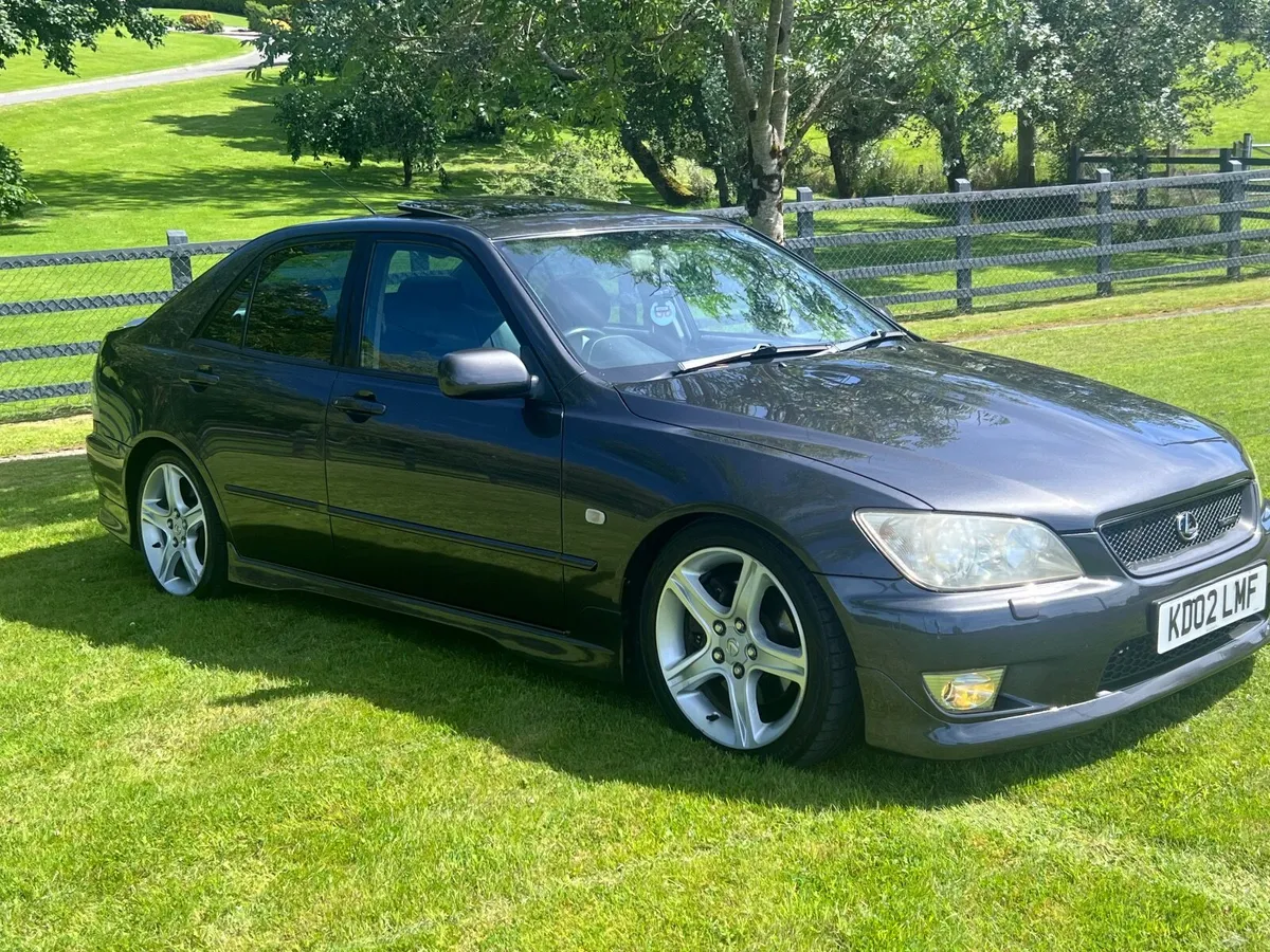 Lexus IS 300 Manual - Image 3