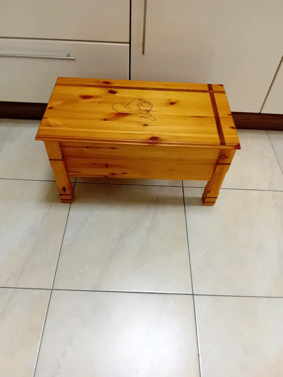 SMALL WOOD BOX / COFFEE TABLE - Image 1