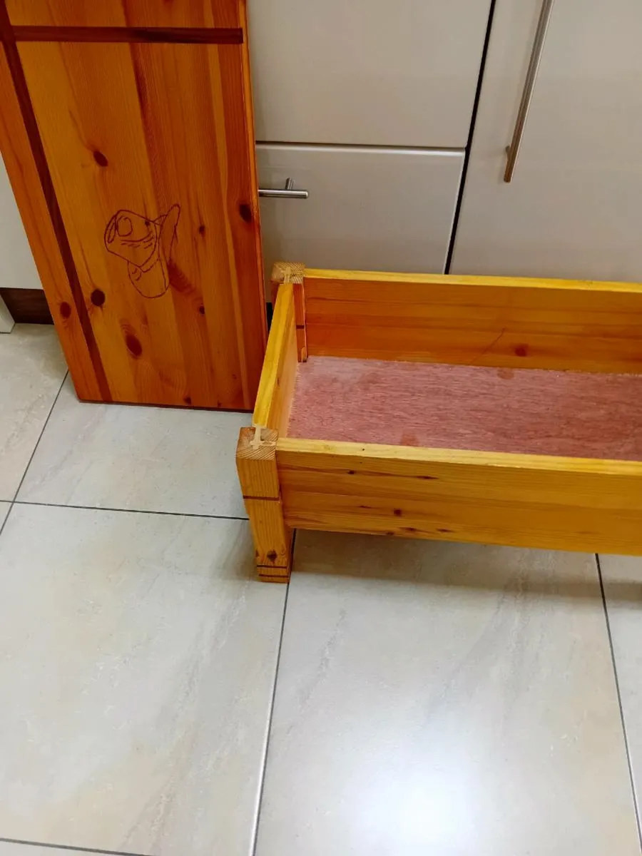 SMALL WOOD BOX / COFFEE TABLE - Image 2