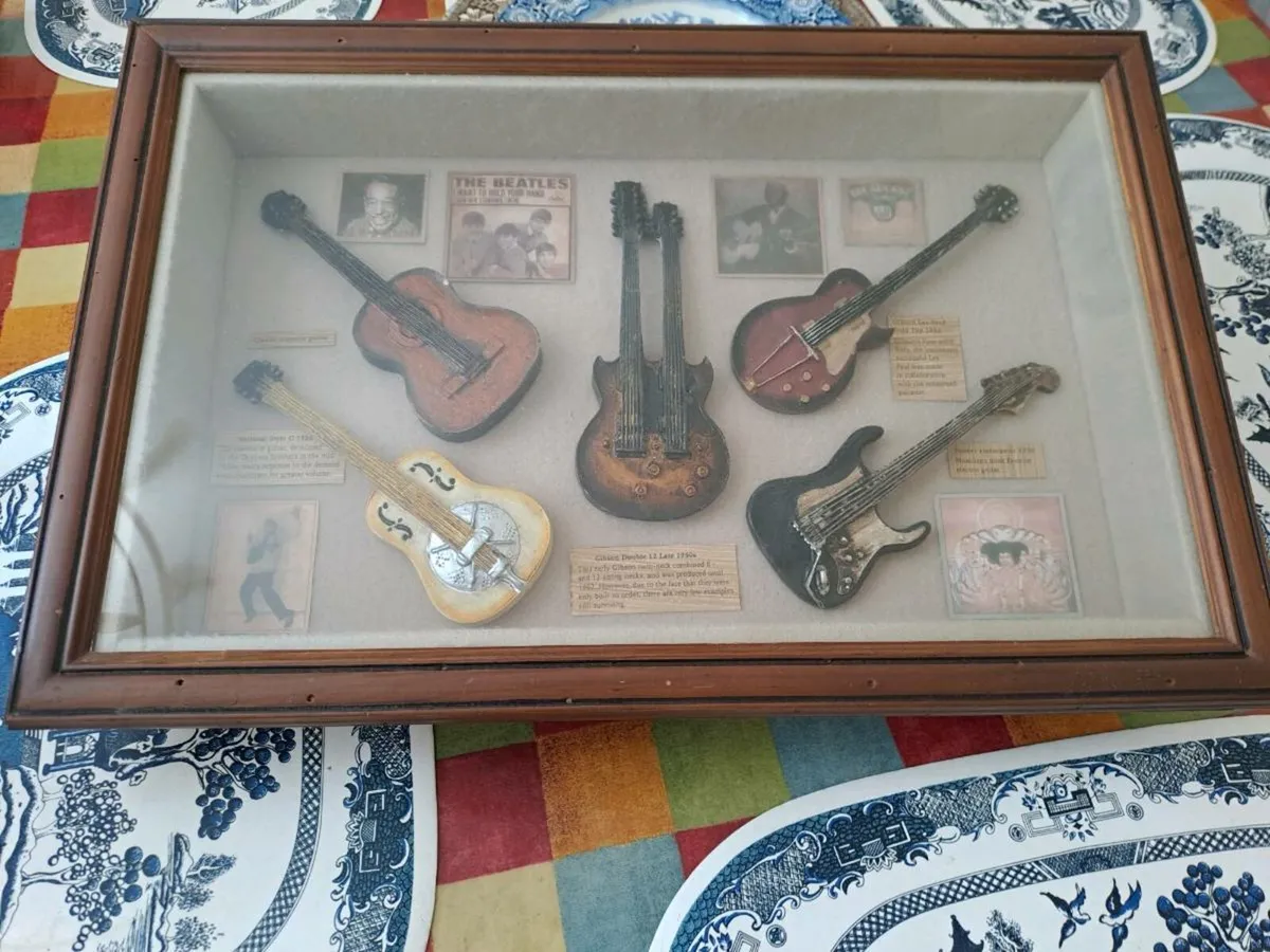 Display of guitars + artists - Image 1