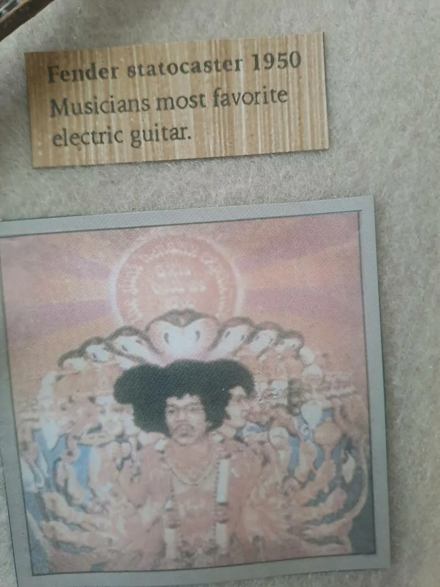 Display of guitars + artists - Image 2